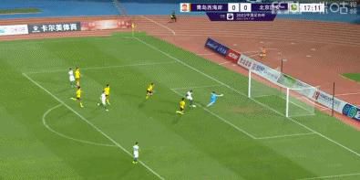 Florian Plettenberg指出，法兰克福有意在冬窗引进范德贝克，他们正与球员团队进行谈判。
